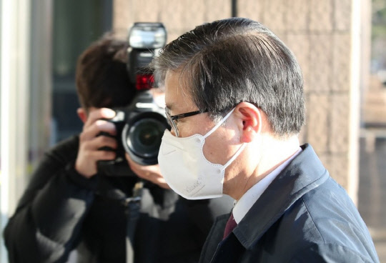 변창흠(사진) 국토부 장관 내정자가 21일 경기도 과천 정부과천청사 서울지방국토관리청에 마련된 청문회 준비 사무실에 출근하고 있다. <연합뉴스>